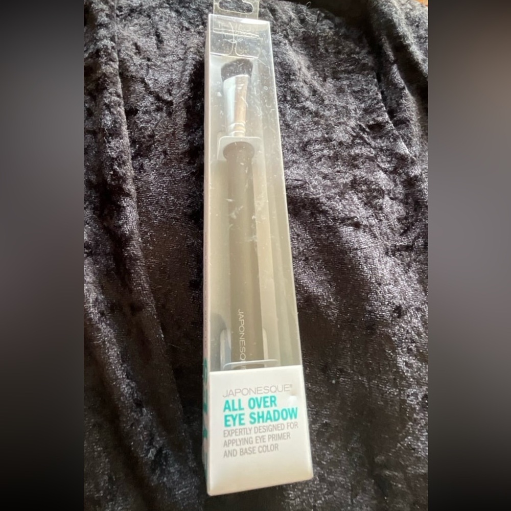 Japonesque All Over Eye Shadow Brush - Picture 4 of 5